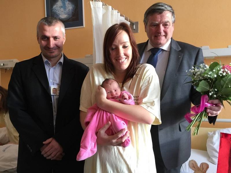 Hejtman obdaroval první letošní miminko na Vysočině.