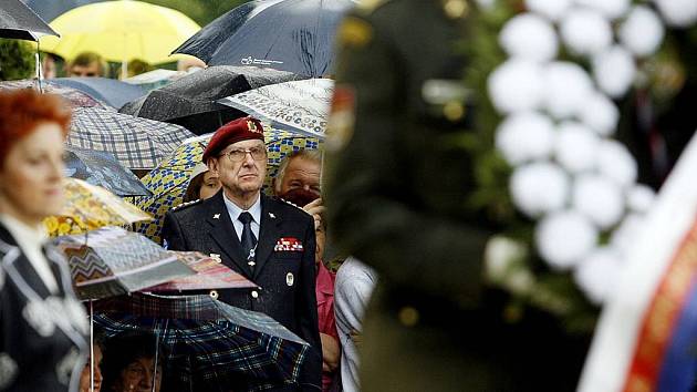 Veteráni se vší parádou. Pozvánky na slavnostní ceremonie a blahopřání k jubileím, to není to jediné, co veteránům druhé světové války z jejich statutu plyne. Armáda jim chce také účinně pomáhat, aby v důchodu nestrádali.