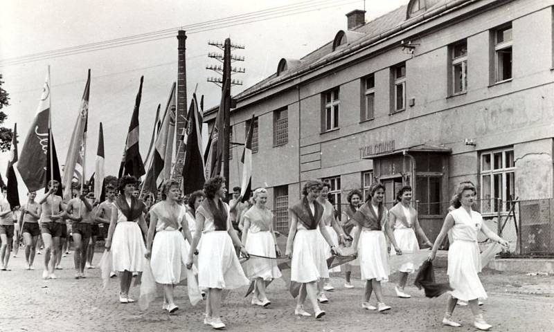 Prvomájový průvod na Nádražní ulici u bývalé Korejtkovy tkalcovny - 60. léta