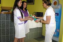 Jak si správně mýt ruce, předvedla budoucí zdravotní sestra Hana Křípalová (vlevo).