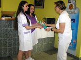 Jak si správně mýt ruce, předvedla budoucí zdravotní sestra Hana Křípalová (vlevo).