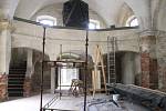 Pokračující opravy kostelíka sv. Kateřiny v Brodě.