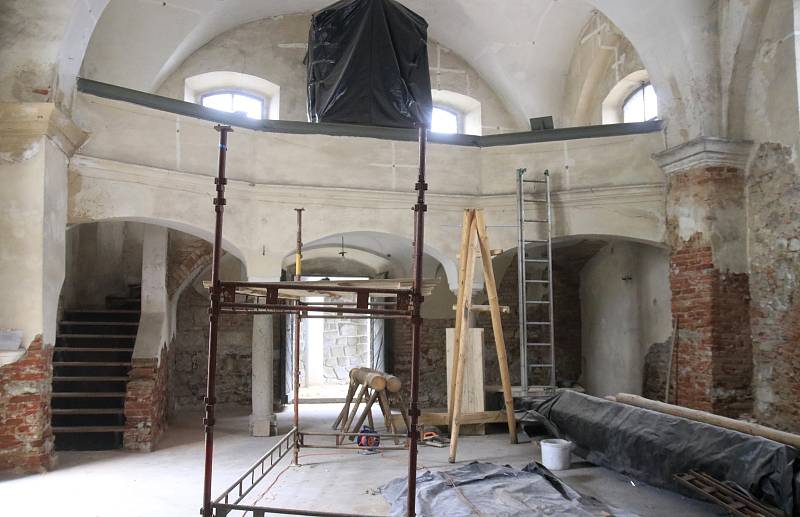 Pokračující opravy kostelíka sv. Kateřiny v Brodě.