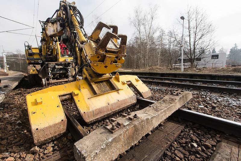 Rekonstrukce železničního mostu přes řeku Sázavu na trati Havlíčkův Brod - Pardubice - Rosice nad Labem.