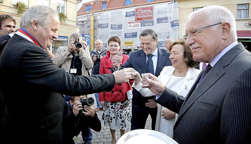 Prezident Václav Klaus zahájil návštěvu Vysočiny v Ledči nad Sázavou.