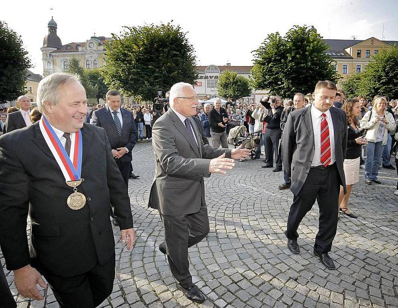 Prezidentský pár zahájil návštěvu Vysočiny v Ledči nad Sázavou.