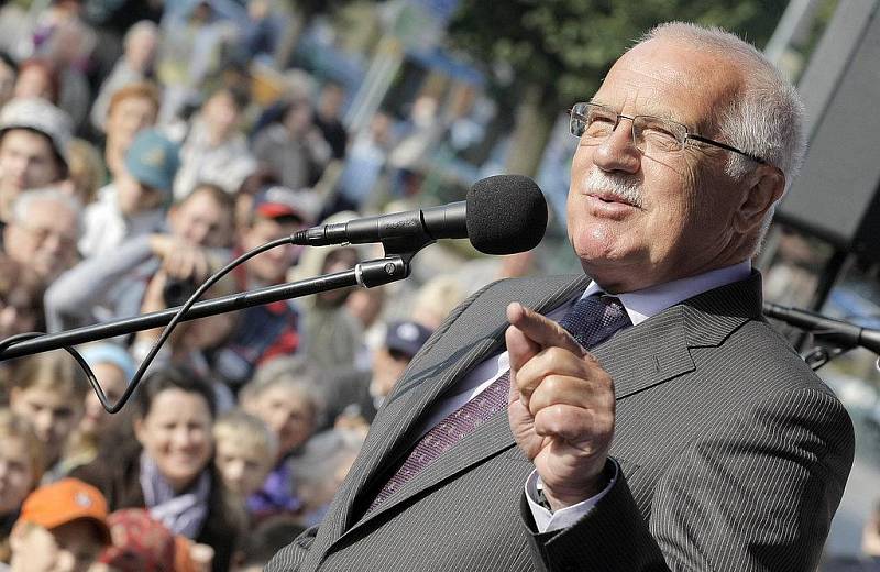 Prezident Václav Klaus zahájil návštěvu Vysočiny v Ledči nad Sázavou.