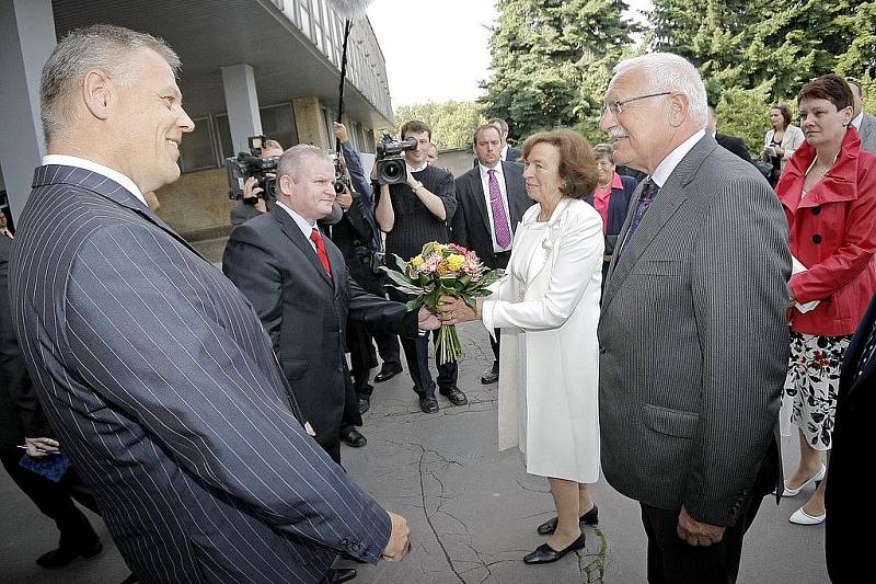 Prezidentský pár navštívil také sklárny ve Světlé nad Sázavou.