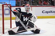 Český hokejový brankář Vítek Vaněček se v NHL stěhuje z Washingtonu do New Jersey.