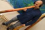 Miroslav Eisenvort, který žije poblíž železniční zastávky Dolík na trati Havlíčkův Brod - Humpolec, ve volných chvílích hraje na didgeridoo.