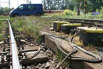Riziko na přejezdu. Neznámí zloději ohrožují bezpečnost na jihlavských přejezdech už týden. Železničáři varují, že jim dochází zásoby nových kabelů.