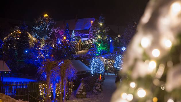 Podívejte se na kouzelnou vánoční vesničku na Vysočině. Je plná světel a hudby