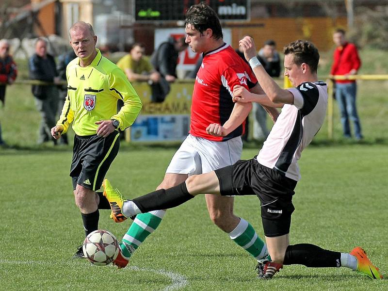 V Jaroměřicích, kam k okresnímu derby přijely Okříšky, padlo šest branek.