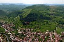 Bosenská pyramida Slunce u městečka Visoko v Bosně.