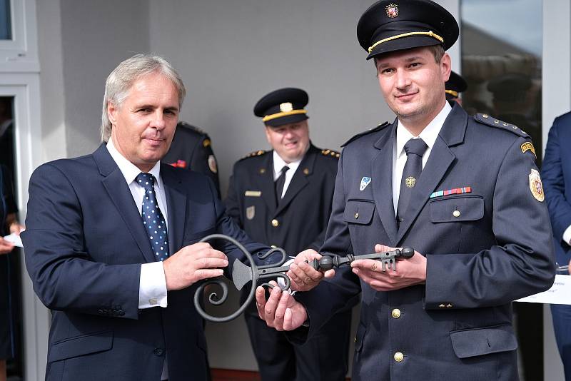 Hasiči ve Ždírci se radují z nové hasičárny. Starosta města Bohumír Nikl předal klíč od nové hasičárny starostovi hasičů Ondřeji Málkovi.