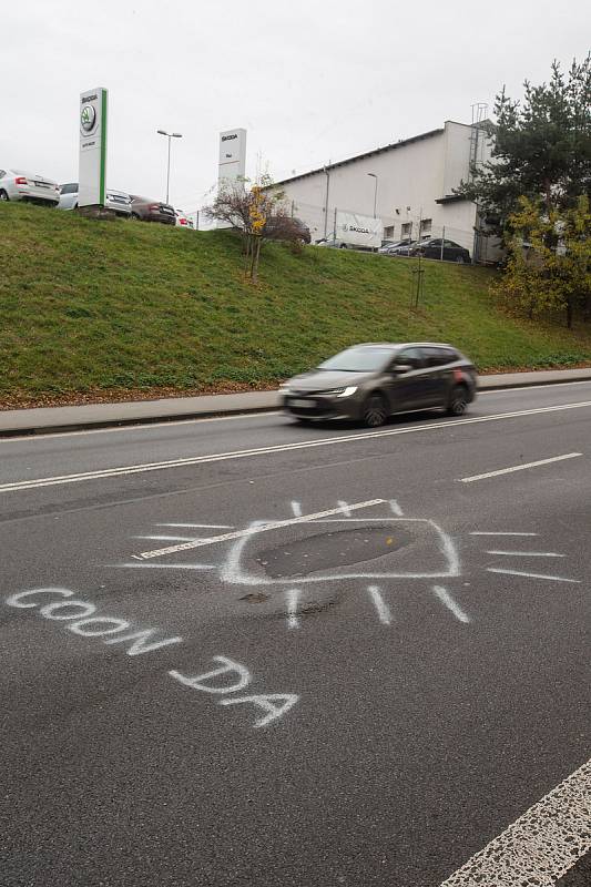 Na silnici I/38 v Havlíčkově Brodě se objevil nápis "coonda".