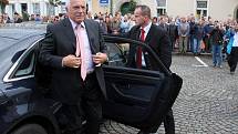 Prezident Václav Klaus vystupuje z vozu.