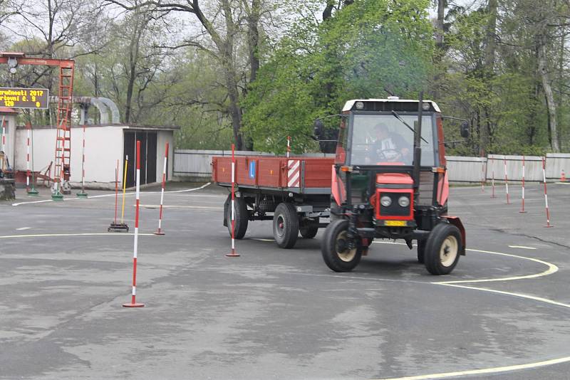 Osm škol z Vysočiny změřilo své řidičské schopnosti při jízdě s traktorem a vlekem. K vidění byla také moderní i historická zemědělská technika.