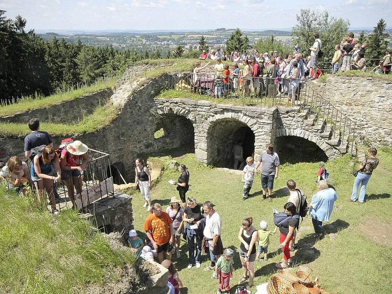 Nádvoří hradu Orlík u Humpolce se o víkendu stane jevištěm. Amatérský soubor SemTamFór zde bude hrát v sobotu večer představení pro příznivce humoru Jiřího Suchého Elektrická puma a v neděli dopoledne pobaví Povídání o pejskovi a kočičce podle J. Čapka.