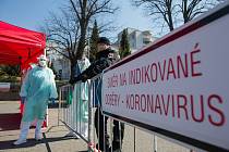 Odběrové místo na Covid-19 pro indikované pacienty na parkovišti u Nemocnice Havlíčkův Brod.