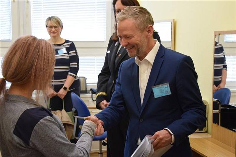 Hejtman Vítězslav Schrek předává osvědčení o kadeřnickém kurzu.