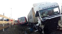 Vlak a kamion se srazili v pátek ráno na železničním přejezdu ve Ždírci nad Doubravou na Havlíčkobrodsku.