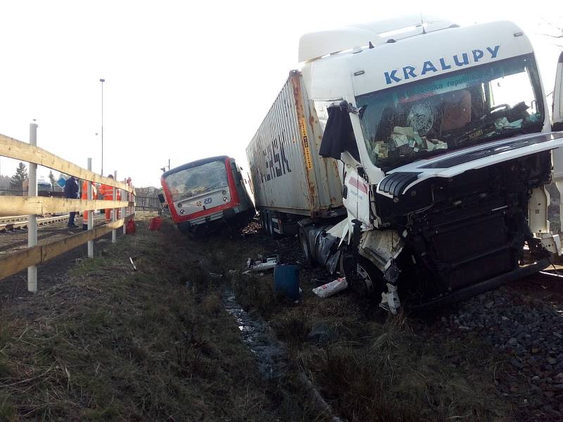 Vlak a kamion se srazili v pátek ráno na železničním přejezdu ve Ždírci nad Doubravou na Havlíčkobrodsku.