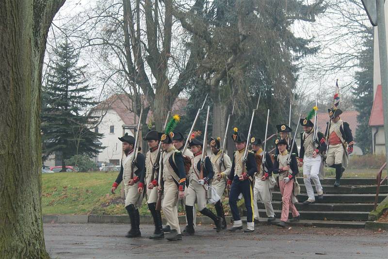 Rekonstrukce historické bitvy u Štoků se účastní minimálně stovka vojáků v dobových uniformách.