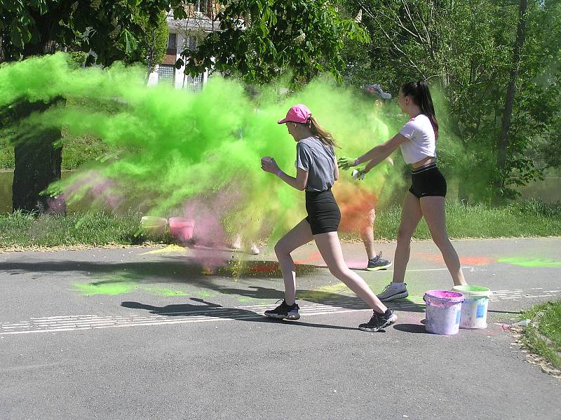 Do Havlíčkova Brodu se po dvou letech vrátily studentské slavnosti, zahájil je charitativní barevný běh.