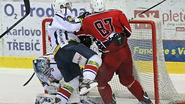 Bitva. Hokejisté Třebíče (v bílých dresech) a Havlíčkova Brodu si nikdy nedají nic zadarmo. Tentokrát se radovala Horácká Slavia, když vyhrála 3:2. Trenéry Rebelů rozzlobil hlavně velký počet vyloučených hráčů.