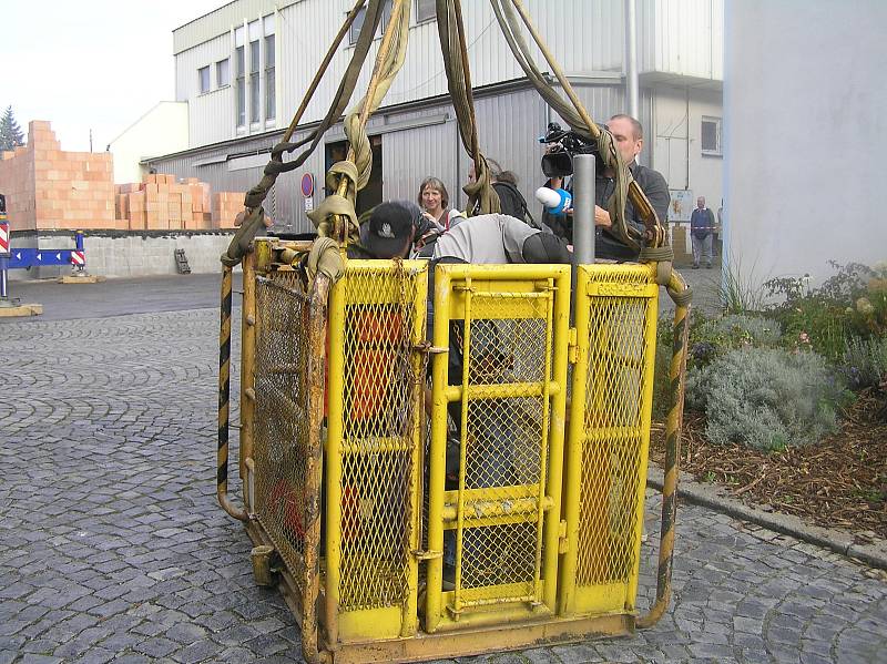 Tak vypadal návrat kříže na věž přibyslavského kostela.