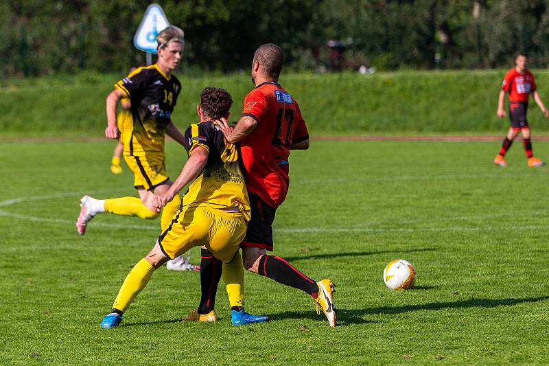 Fotbalisté Chotěboři (ve žlutých dresech) loni neprožili příliš úspěšný podzim. Na jaře to ovšem svým fanouškům vrchovatě vynahradili.