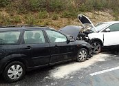 Srážka aut u Leštinky: po kolizi zůstali tři zranění
