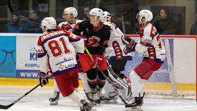 Bez bodového zisku se o víkendu vraceli ze svých venkovních zápasů druhé hokejové ligy hráči Havlíčkova Brodu (v bílých dresech) i Žďáru nad Sázavou (v černém).