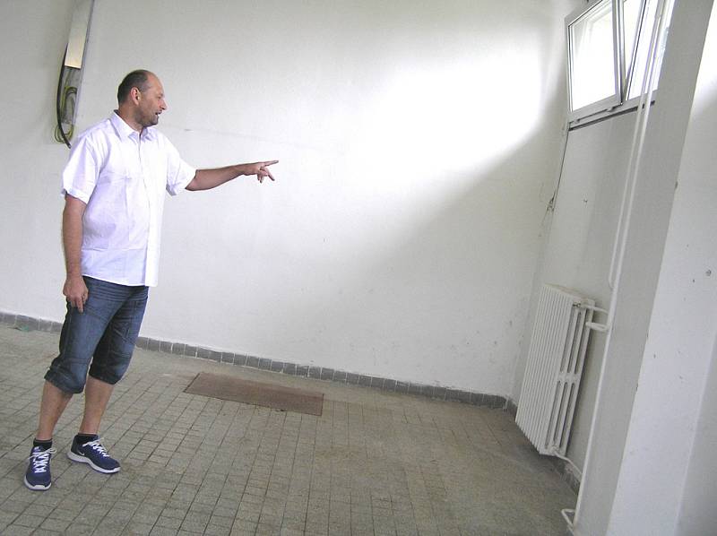 Jak ukázal manažer Miroslav Krajcigr (na snímku), pro činnost prádelny využije Akrobrab suterénní prostory Zentivy.