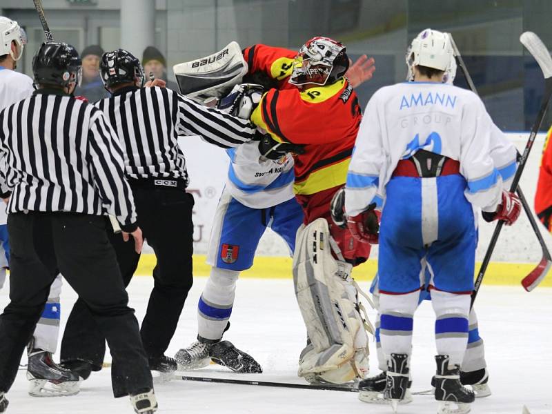 Bitku jako z NHL ve třetím zápase play-off mezi Světlou a Poličkou (6:4) předvedl světelský Josef Štros a gólman Poličky Petr Opršal, který loňskou sezonu působil v dresu brodských Rebelů.  