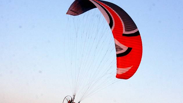 Letec je pod paraglidingovým křídlem zavěšen s krosnou, ve které má dvoutaktní motor o obsahu 200 cm3 a síle 30 koní. Nad Přibyslavskem při otevřeném mistrovství celý týden létalo dvaatřicet kluzáků. 