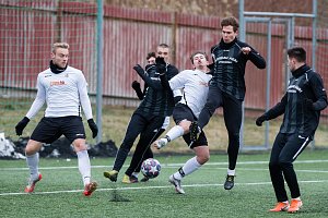 Divizní fotbalisté Havlíčkova Brodu (v bílých dresech) se v sobotu pořádně vytáhli. Třetiligovou juniorku Jihlavy totiž dokázali porazit 3:1.