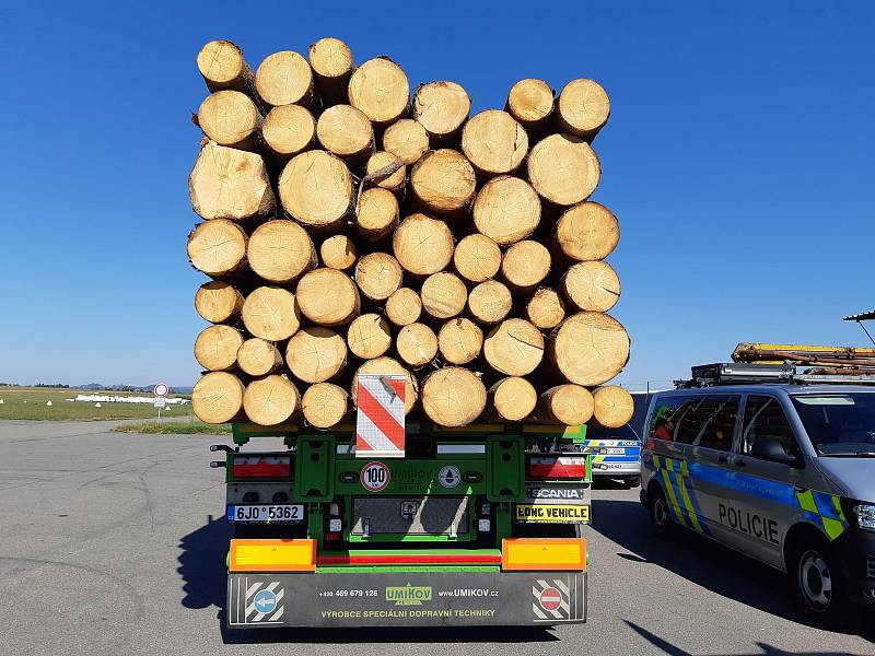 Výrazně přetížený kamion zastavili policisté v úterý devátého srpna u Havlíčkova Brodu.