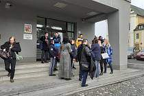 Obvinění se svými obchájci po rozsudku před Okresním soudem v Havlíčkově Brodě.