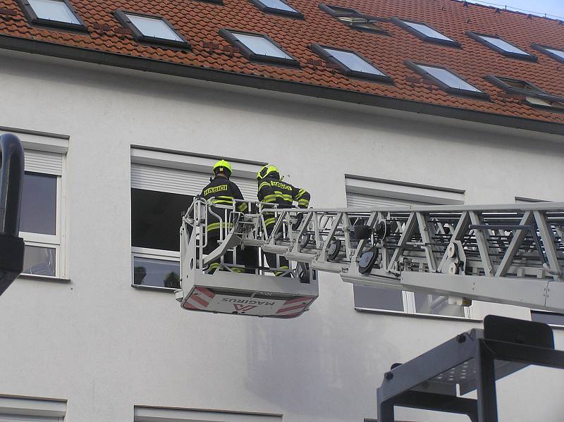 Cvičná evakuace pacientů z hořícího oddělení brodské nemocnice.