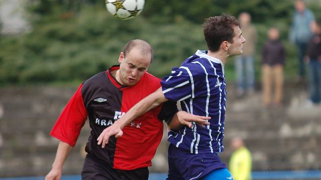 Postup se vzdaluje. Fotbalisté Humpolce (vpravo Jiří Hes) opět zaváhali. 