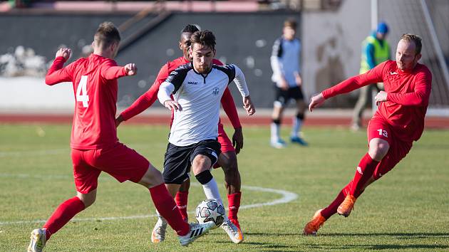 Havlíčkův Brod (v bílých dresech) hraje v sobotu v Brně, na hřišti nebezpečného Startu. Fotbalisté Staré Říše pak v neděli na půdě Humpolce.