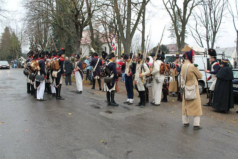 Rekonstrukce historické bitvy u Štoků se účastní minimálně stovka vojáků v dobových uniformách.