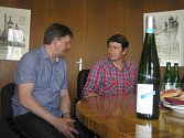 Francouzský vinař Laurent Vehrlé (vpravo) představil na havlíčkobrodské radnici svoje víno, pro které použil označení Pinot Gris HB.  