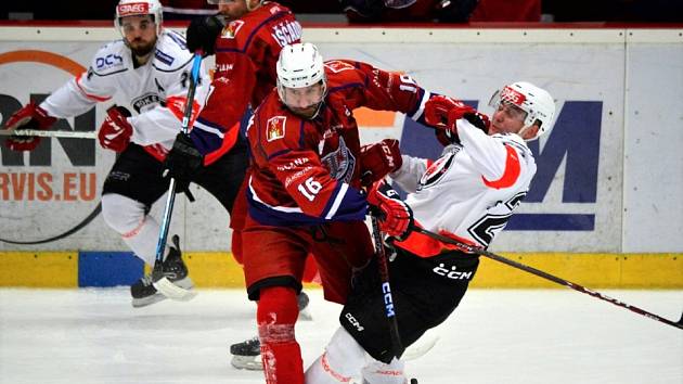Hokejisté Havlíčkova Brodu (v červeném) ve středu vyhráli v Hodoníně 5:0 a jsou už jen krůček od jistoty postupu do play-off.