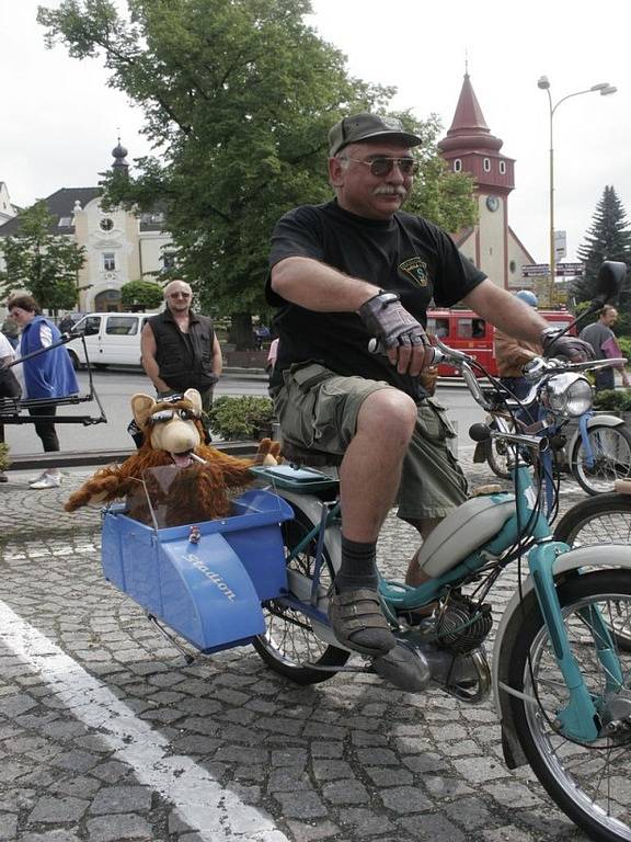 Alf i motorkáři. Známého vesmírného návštěvníka jsme objevili v sajdce Pavla Pecha. Prý nevěděl, co s ním, tak ho naložil.