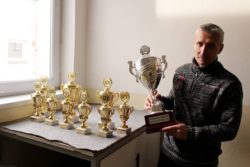 Ředitel havlíčkobrodké nemocnice David Rezničenko s poháry pro vítěze