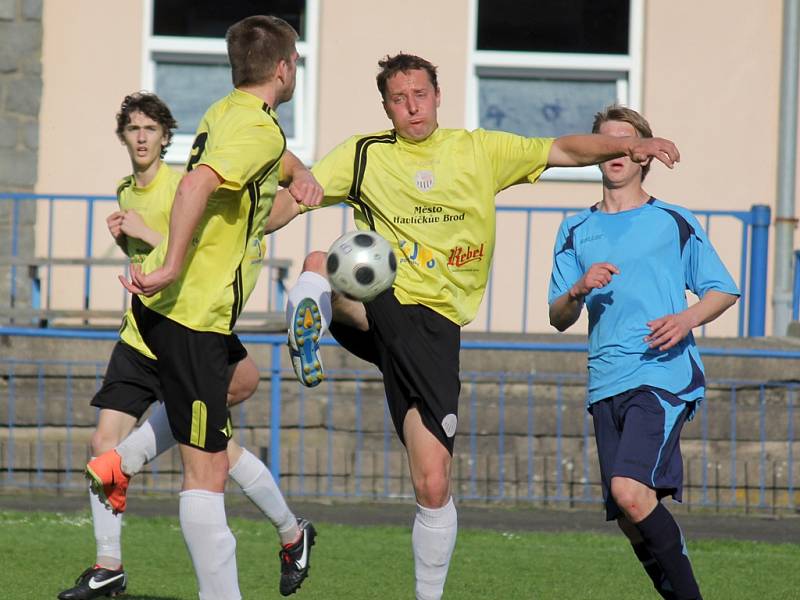 Dokázali to. Fotbalisté brodského béčka (ve světlém) se nevídaným finišem v závěru sezony dokázali zachránit v I. A třídě. V posledních sedmi zápasech získali plný počet bodů.