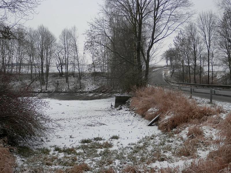 Obnova rybníka v Brzkově.